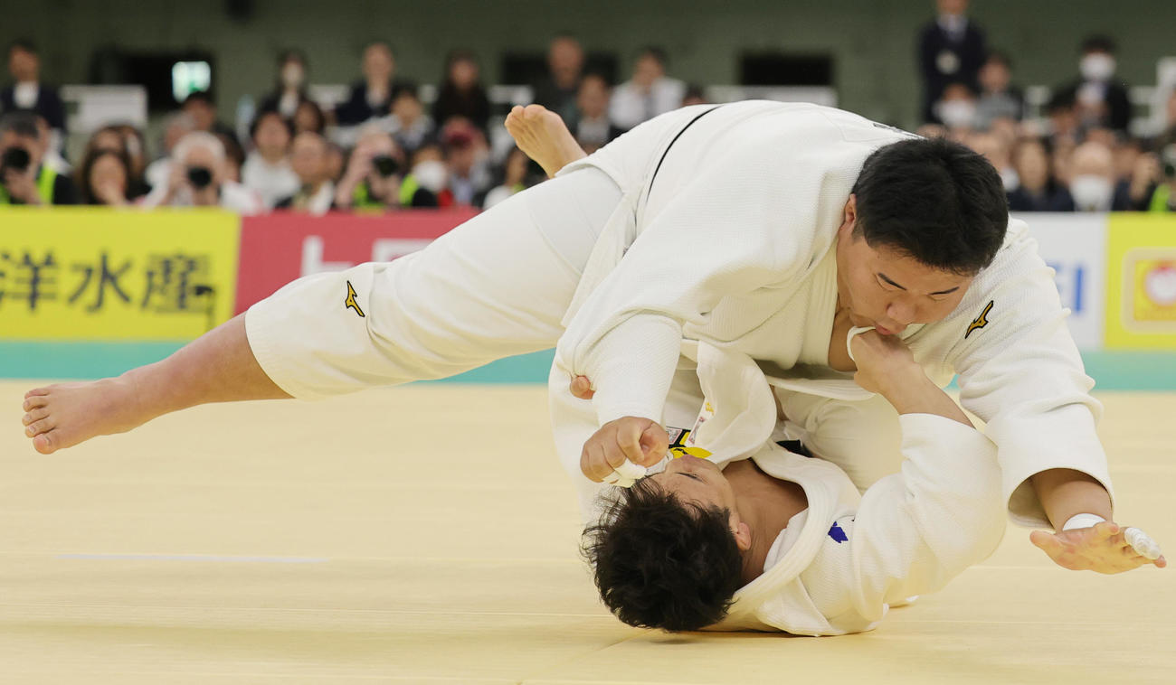 1回戦で入来巨助（上）にを攻める永山竜樹（撮影・野上伸悟）