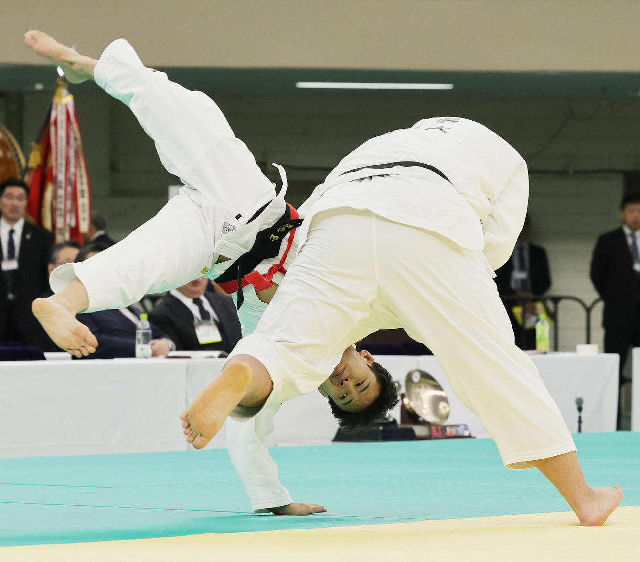 1回戦で入来巨助（右）に払い腰一本で敗れる永山竜樹（撮影・野上伸悟）