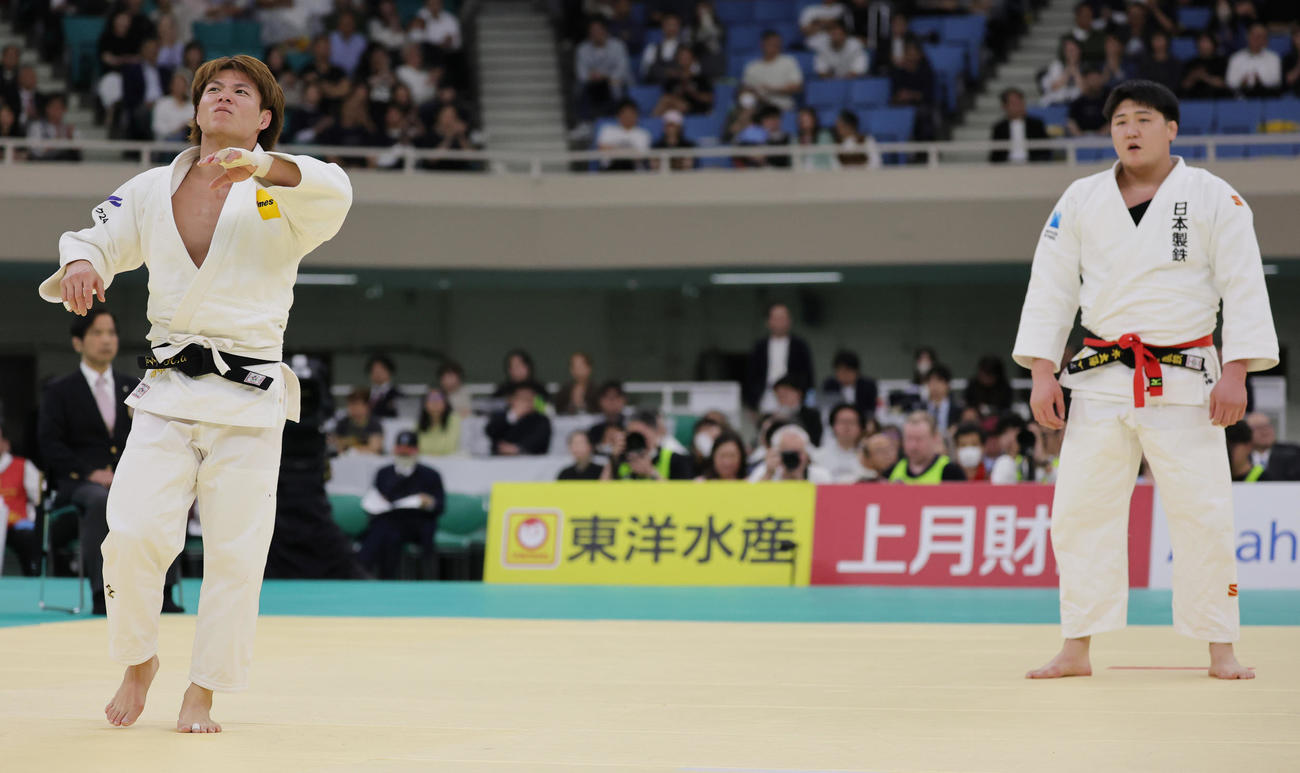 2回戦で鈴木（右）に大内返しで敗れた阿部（撮影・野上伸悟）