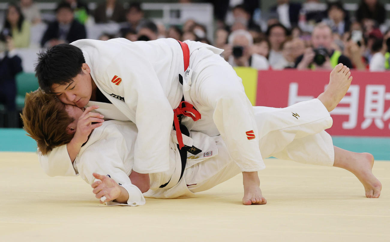 2回戦で鈴木（上）に大内返しで敗れた阿部（撮影・野上伸悟）