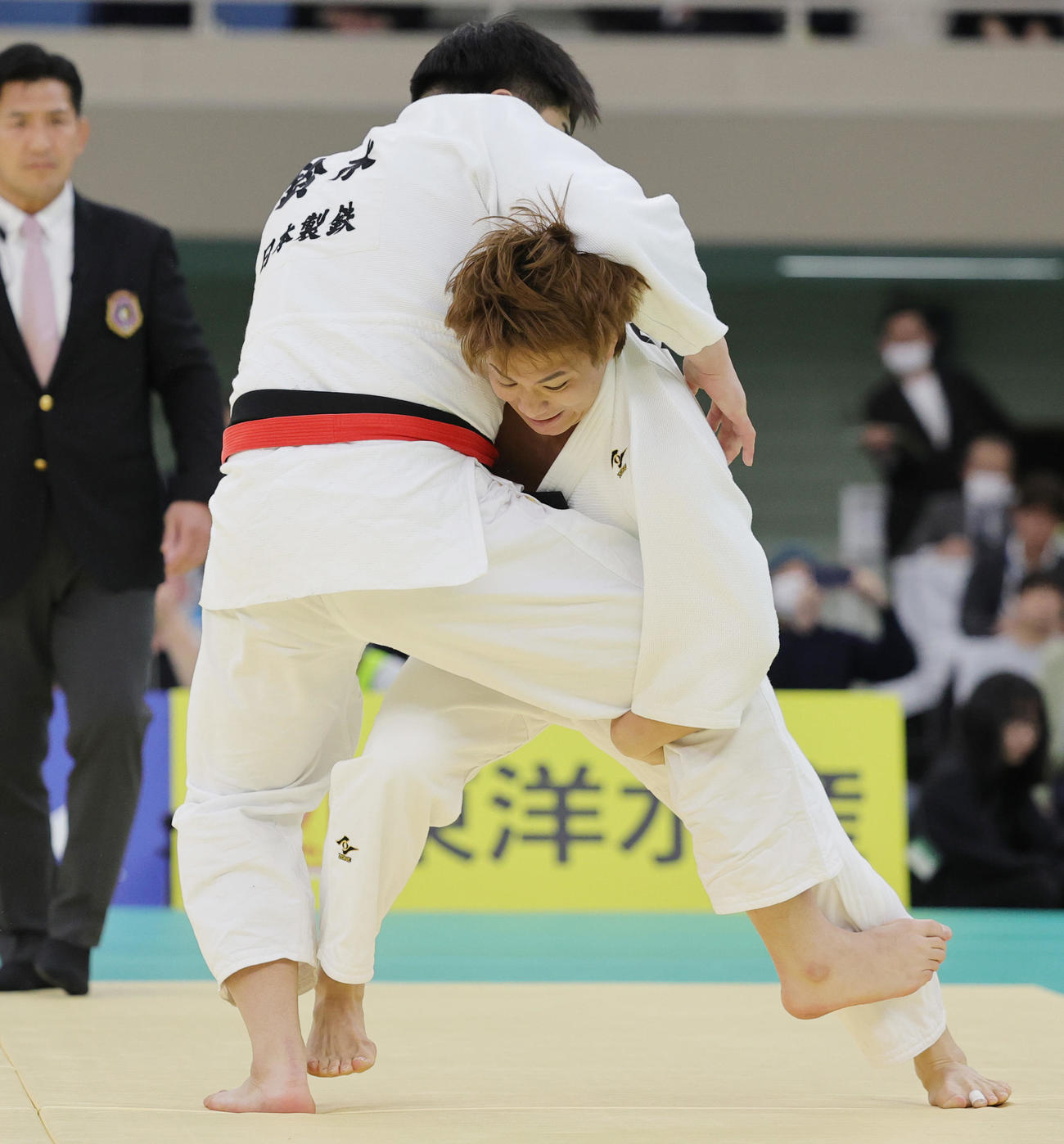 2回戦で鈴木太陽（左）を攻める阿部一二三（撮影・野上伸悟）