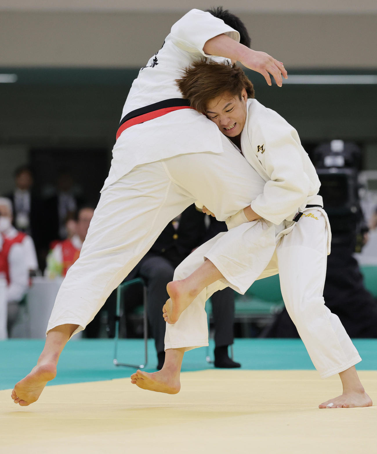 2回戦で鈴木太陽（左）を攻める阿部一二三（撮影・野上伸悟）