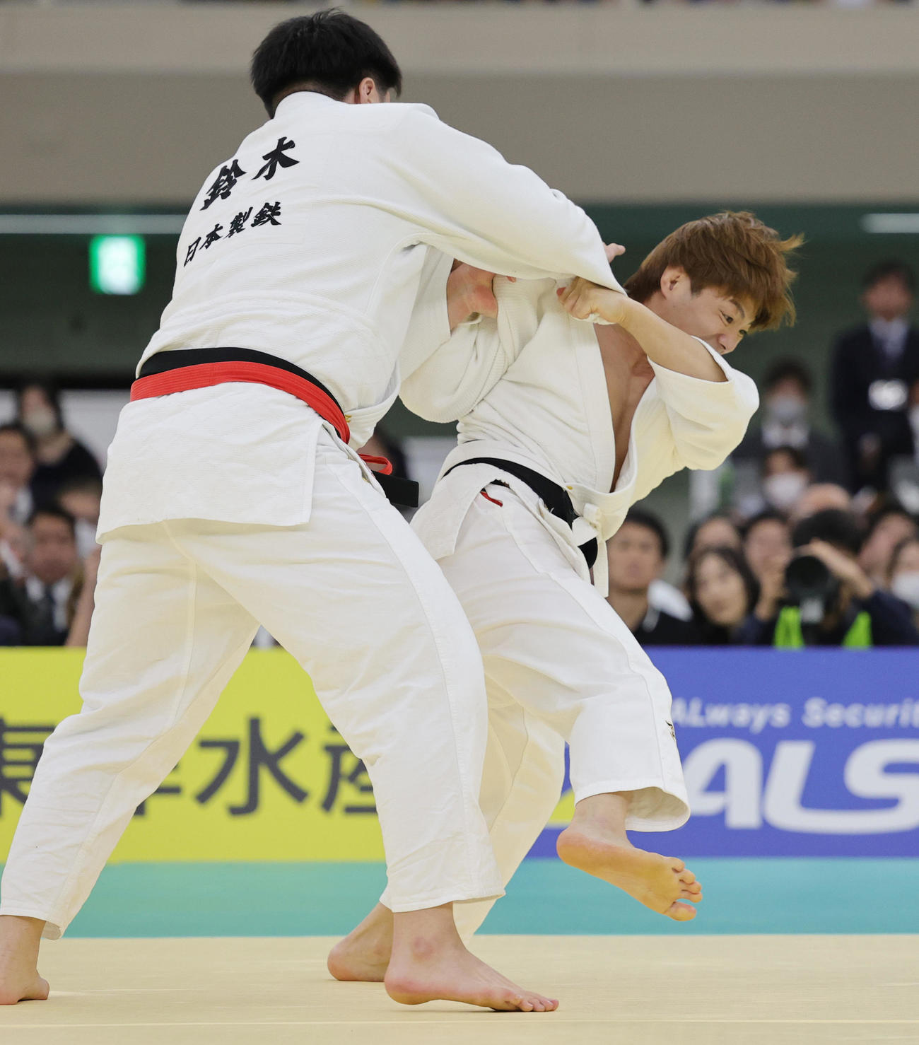 2回戦で鈴木太陽（左）を攻める阿部一二三（撮影・野上伸悟）