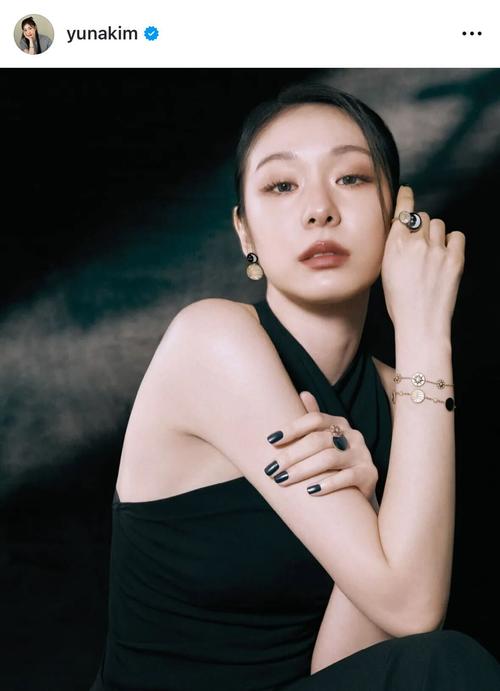 キム・ヨナさん、美しい肌を露出した黒や白のドレス姿披露「信じられ