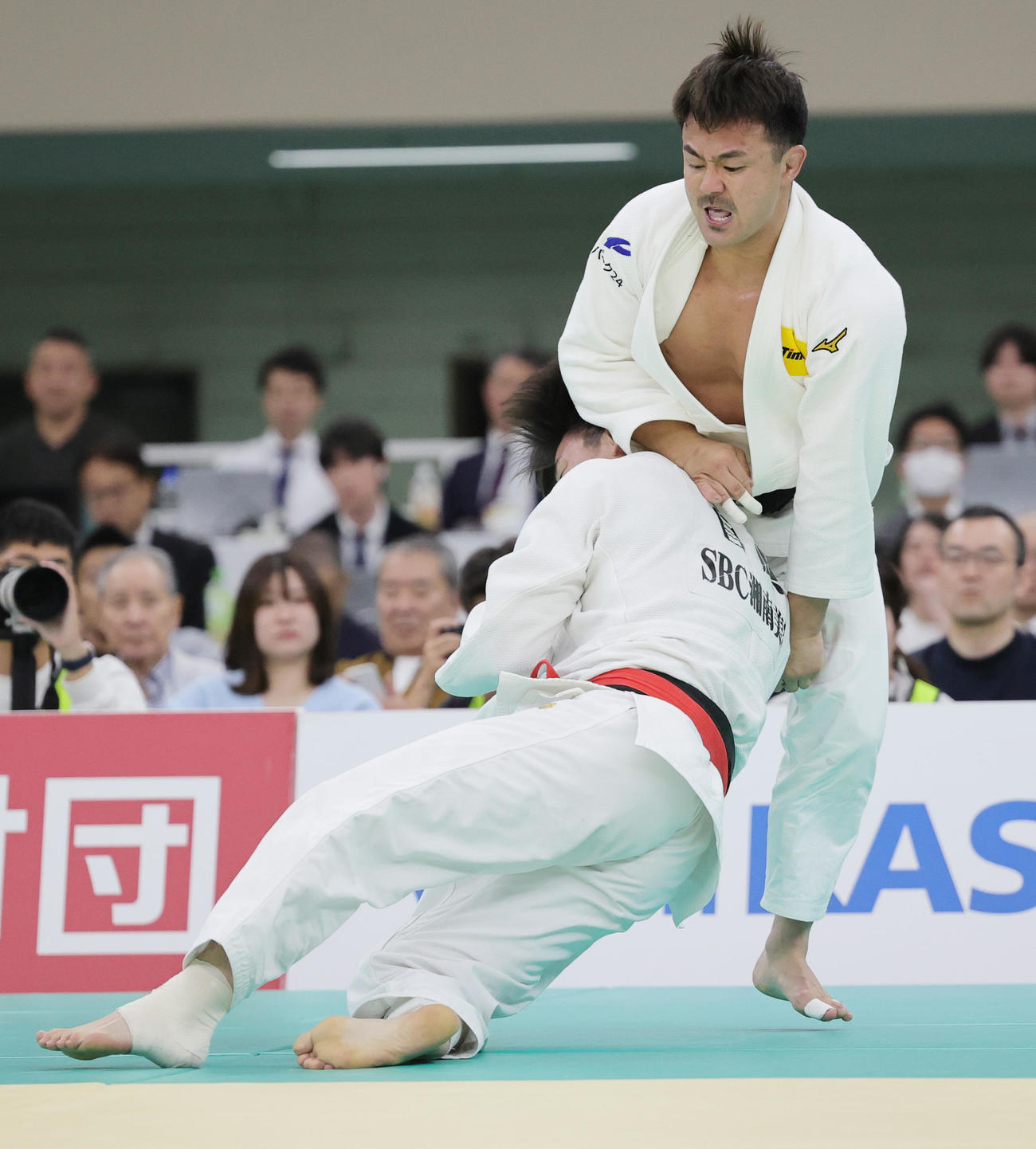 2回戦で菅原（下）を破った橋本（撮影・野上伸悟）