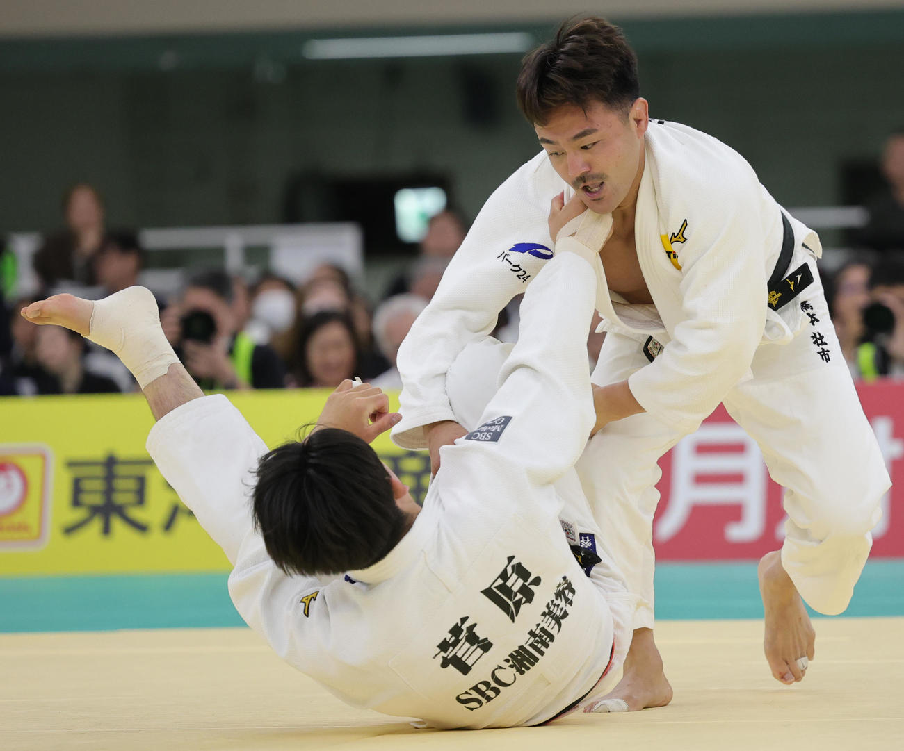 2回戦で菅原（左）を破った橋本（撮影・野上伸悟）