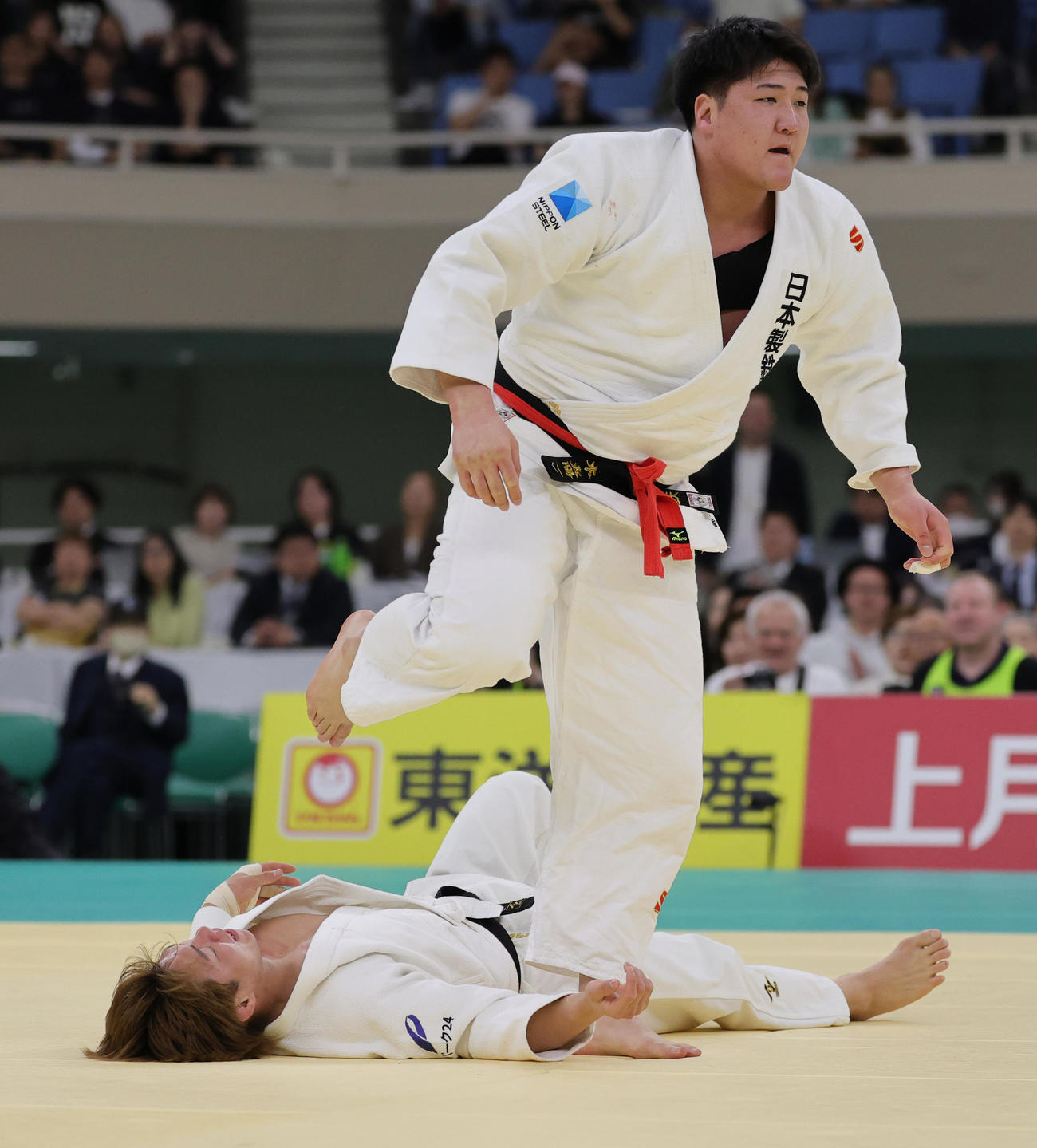 2回戦で鈴木（上）に大内返しで敗れた阿部（撮影・野上伸悟）