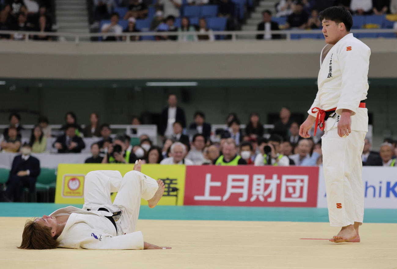 2回戦で鈴木（右）に大内返しで敗れた阿部（撮影・野上伸悟）