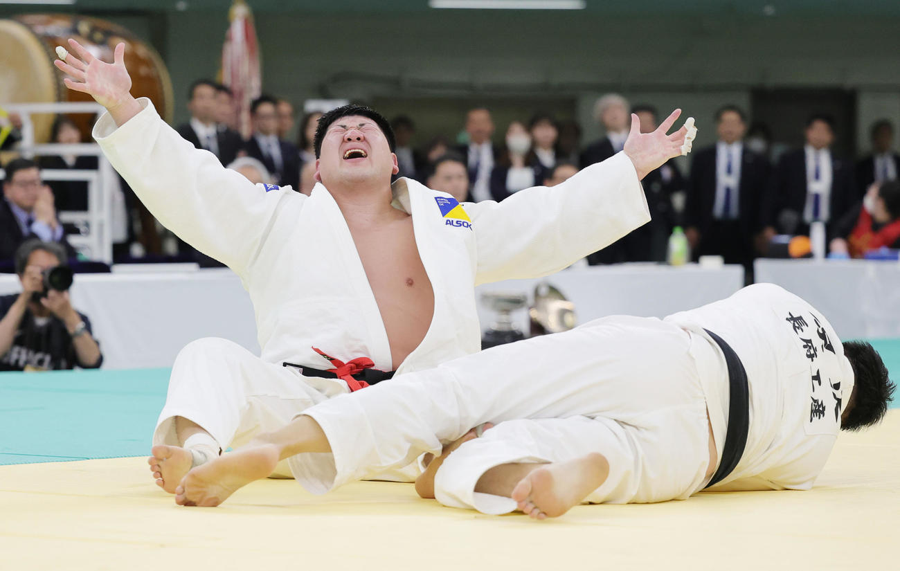 原沢久喜を破り優勝した香川大吾（撮影・野上伸悟）
