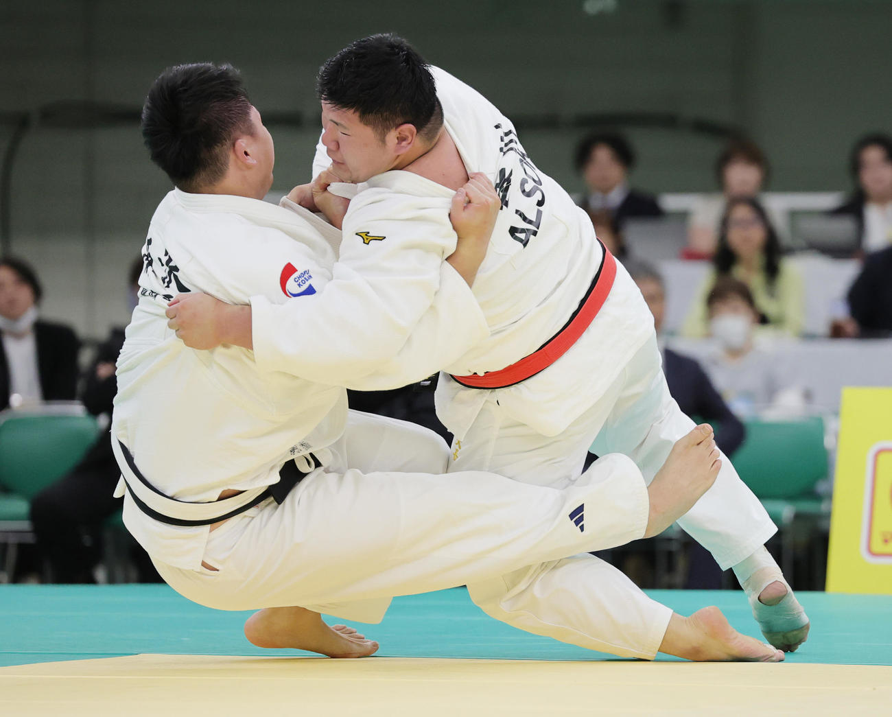 原沢（左）を破り優勝した香川（撮影・野上伸悟）