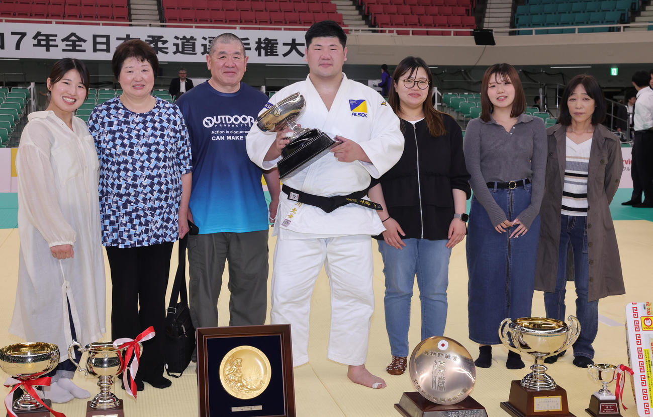 優勝し家族と記念撮影する香川（撮影・野上伸悟）