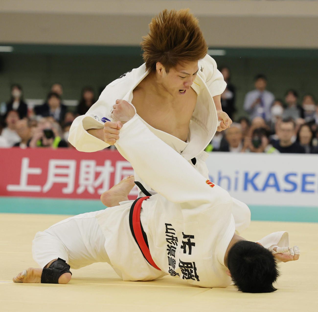 1回戦で佐藤佑治郎（手前）に背負い投げで一本勝ちする阿部一二三（撮影・野上伸悟）