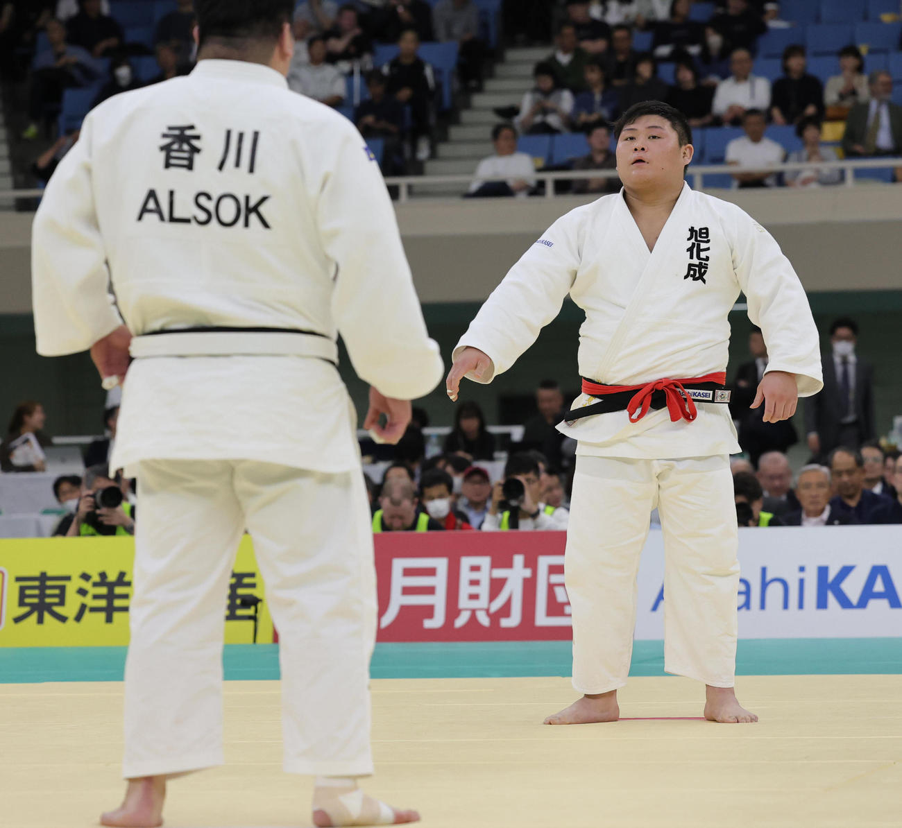 準決勝で香川大吾（左）に敗れ連覇を逃した中野寛太（撮影・野上伸悟）
