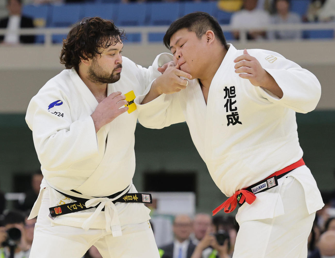 3回戦でウルフ・アロン（左）に勝利した中野寛太（撮影・野上伸悟）