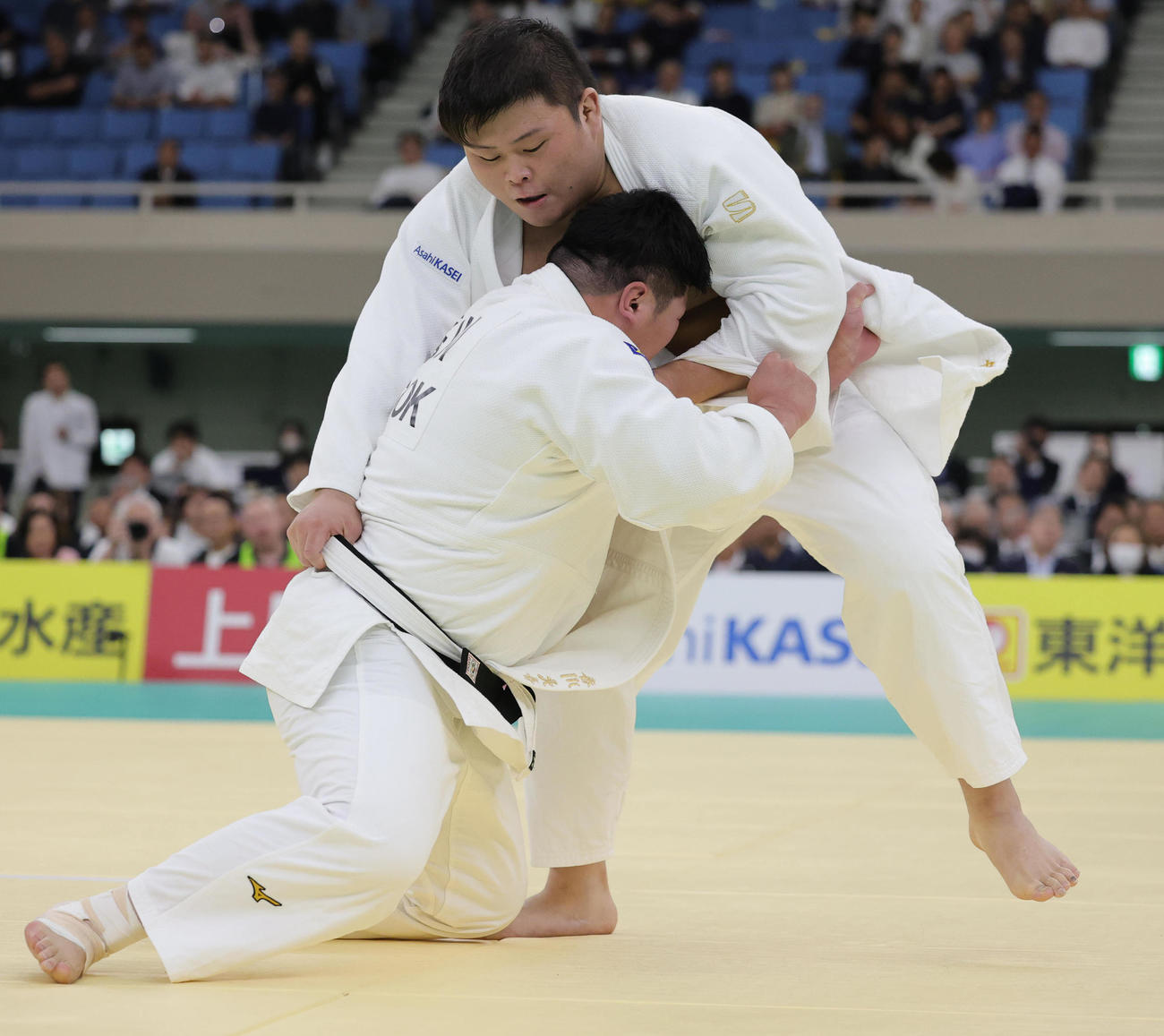 準決勝で香川大吾（左）に敗れ連覇を逃した中野寛太（撮影・野上伸悟）