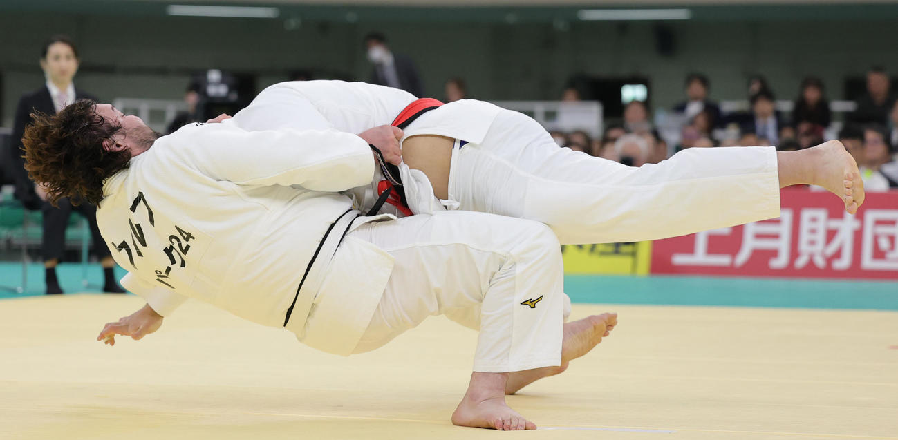 3回戦でウルフ・アロン（下）に勝利した中野寛太（撮影・野上伸悟）