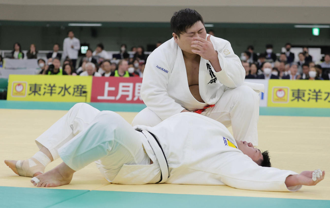 準決勝で香川大吾（下）に敗れ連覇を逃した中野寛太（撮影・野上伸悟）