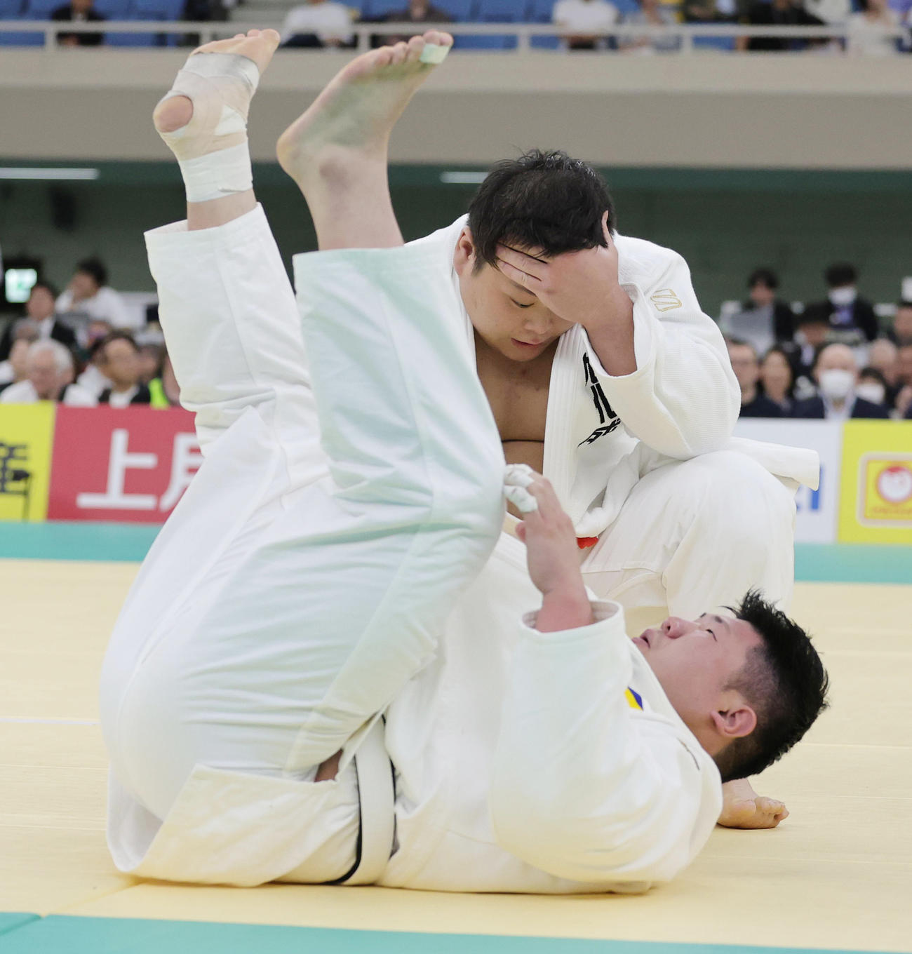 準決勝で香川大吾（下）に敗れ連覇を逃した中野寛太（撮影・野上伸悟）