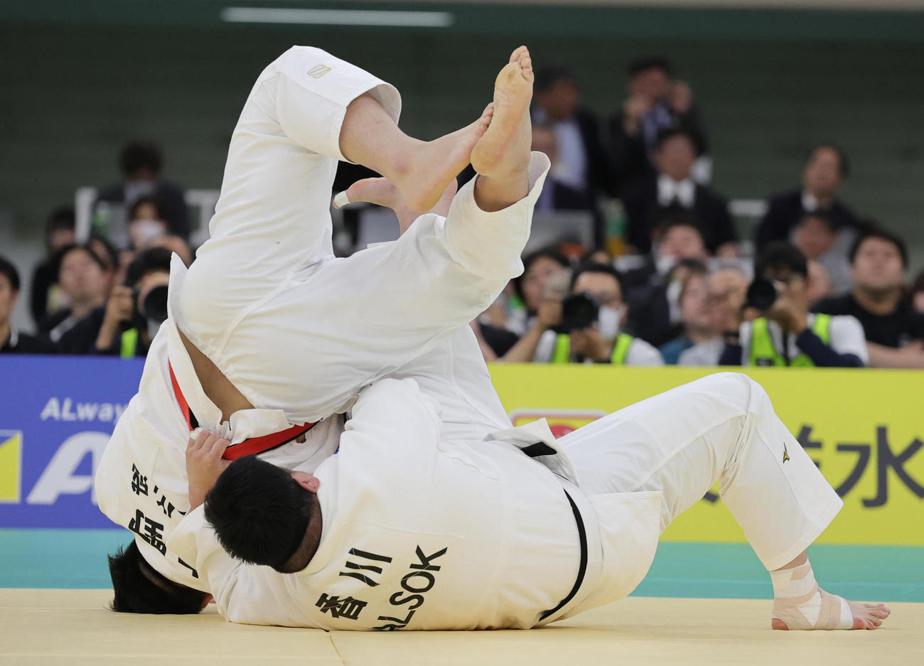 準決勝で香川大吾（下）に敗れ連覇を逃した中野寛太（撮影・野上伸悟）