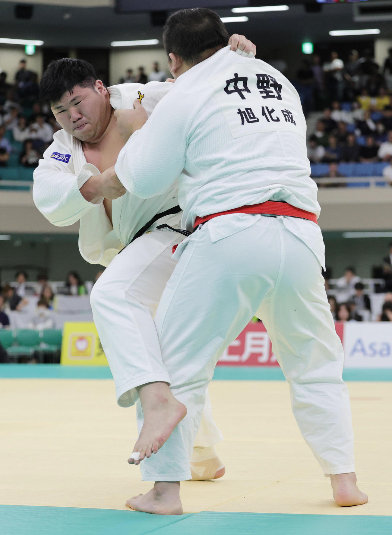 準決勝で香川大吾（右）に敗れ連覇を逃した中野寛太（撮影・野上伸悟）