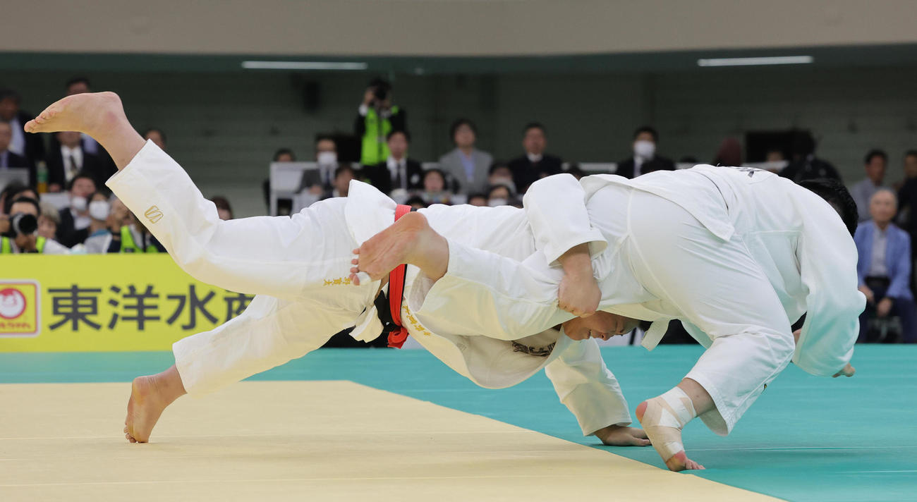 準決勝で香川大吾（右）に敗れ連覇を逃した中野寛太（撮影・野上伸悟）