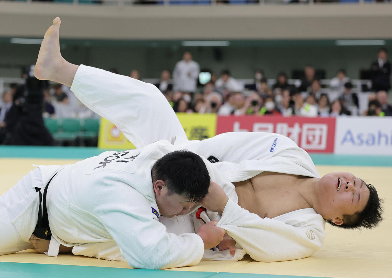 準決勝で香川大吾（左）に敗れ連覇を逃した中野寛太（撮影・野上伸悟）