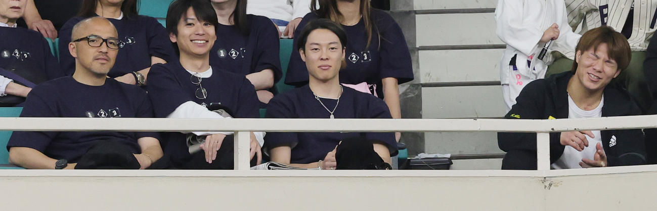 敗退後にスタンドに姿を現した阿部一二三（右端）。左から観戦する、小野伸二氏、1人おいて小林陵侑ら（撮影・野上伸悟）