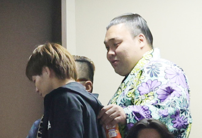 試合後に霧島（右）にねぎらわれる阿部（撮影・野上伸悟）