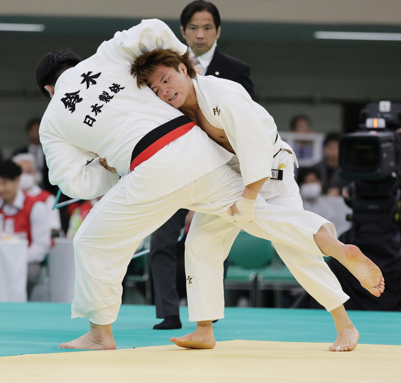 2回戦で鈴木太陽（左）を攻める阿部一二三（撮影・野上伸悟）