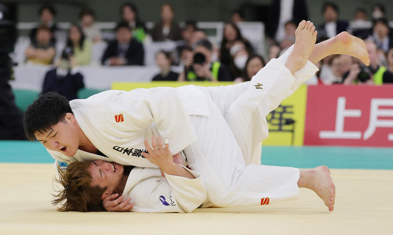 2回戦で鈴木（上）に大内返しで敗れた阿部（撮影・野上伸悟）