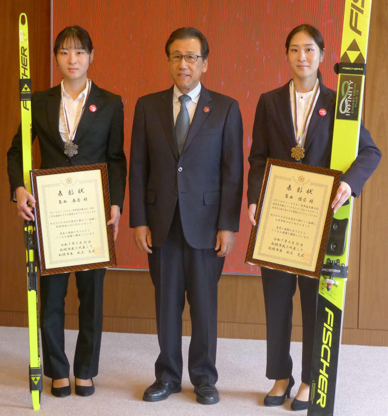 葛西姉妹（左が春香、右が優奈）は秋元札幌市長と記念撮影に納まる