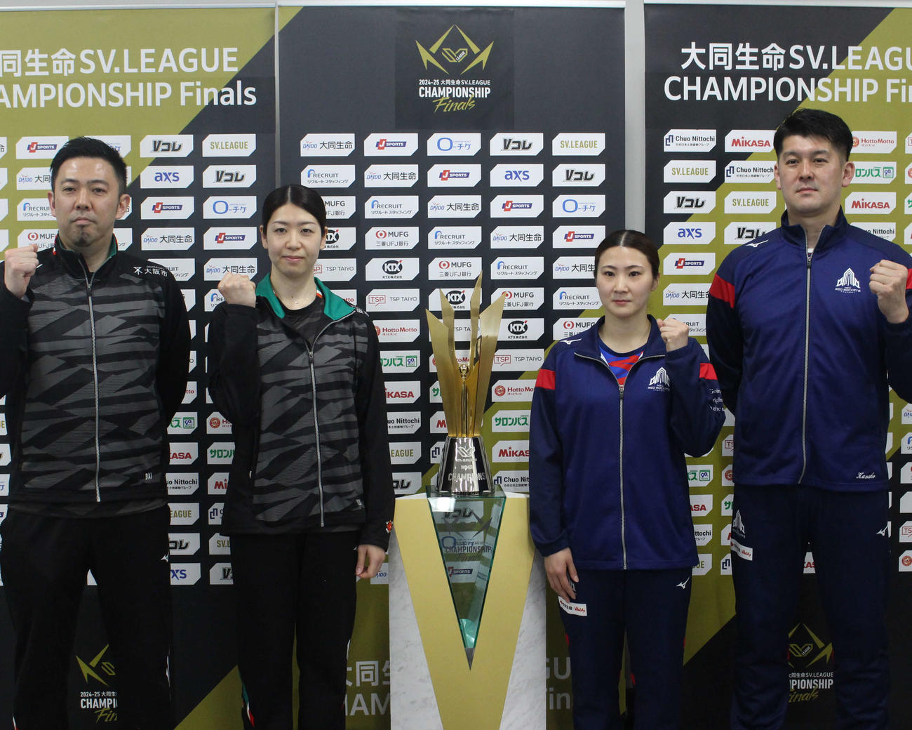 前日会見に出席する（左から）大坂Mの酒井監督、田中、NEC川崎の沢田、金子監督（撮影・勝部晃多）
