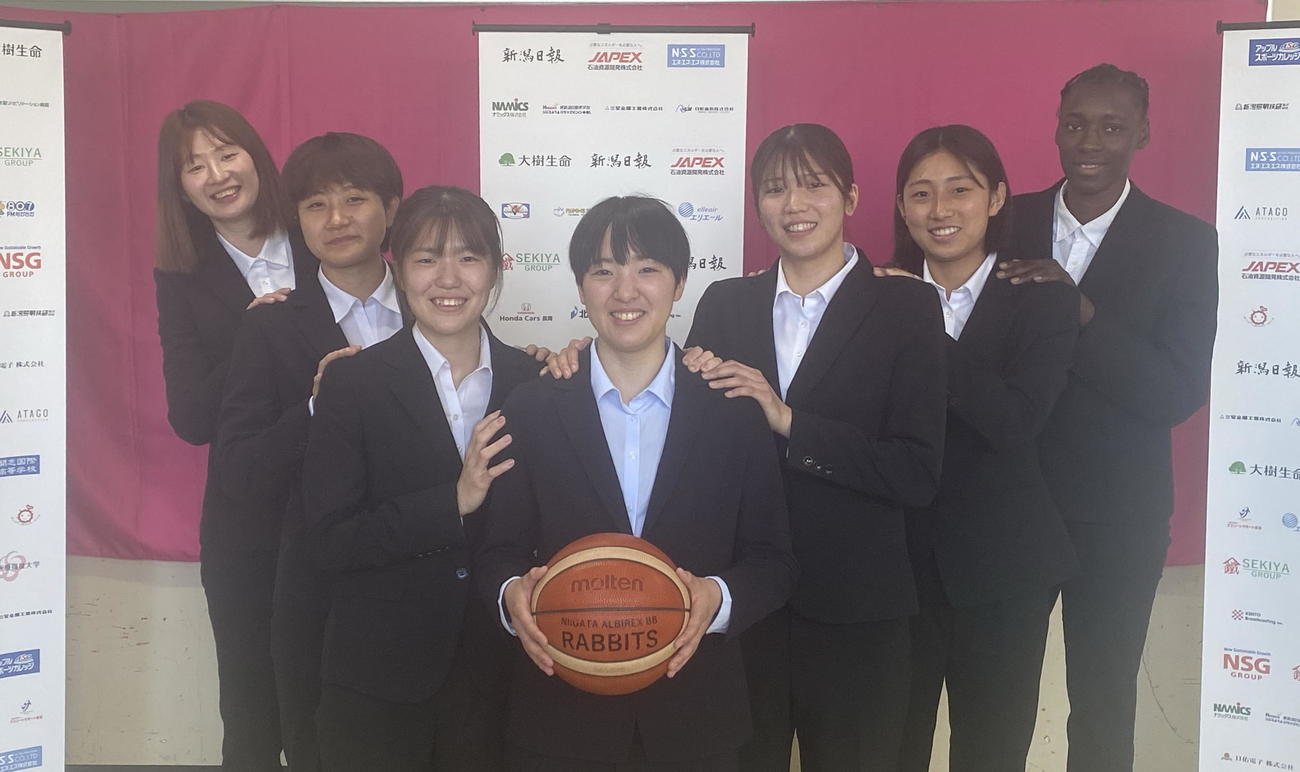 新潟BBラビッツの新加入選手。左から野田、入沢、鷲尾、野坂、森田、久井、デンベル・サナタ（撮影・小林忠）