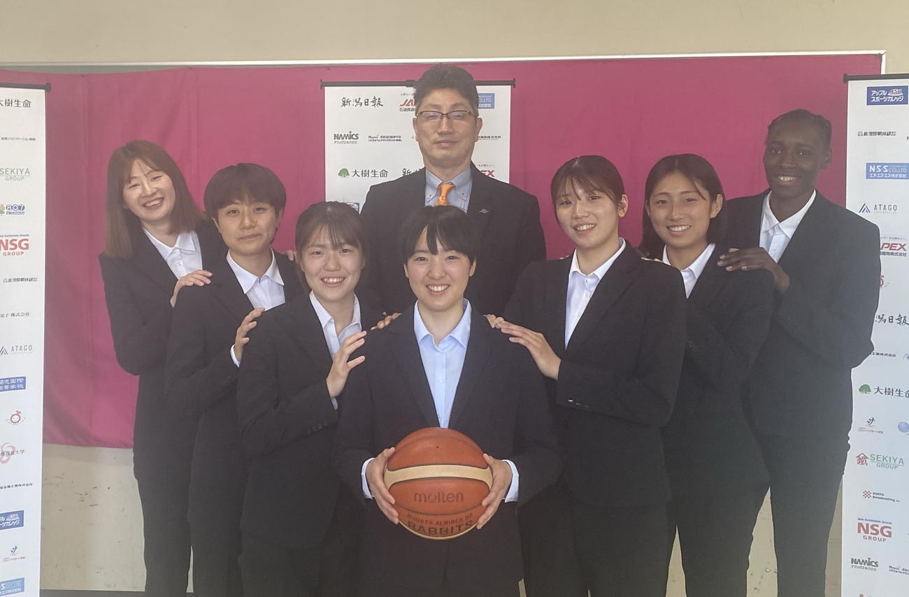 新潟BBラビッツの新加入選手。中央奥の東監督を囲む左から野田、入沢、鷲尾、野坂、森田、久井、デンベル・サナタ（撮影・小林忠）