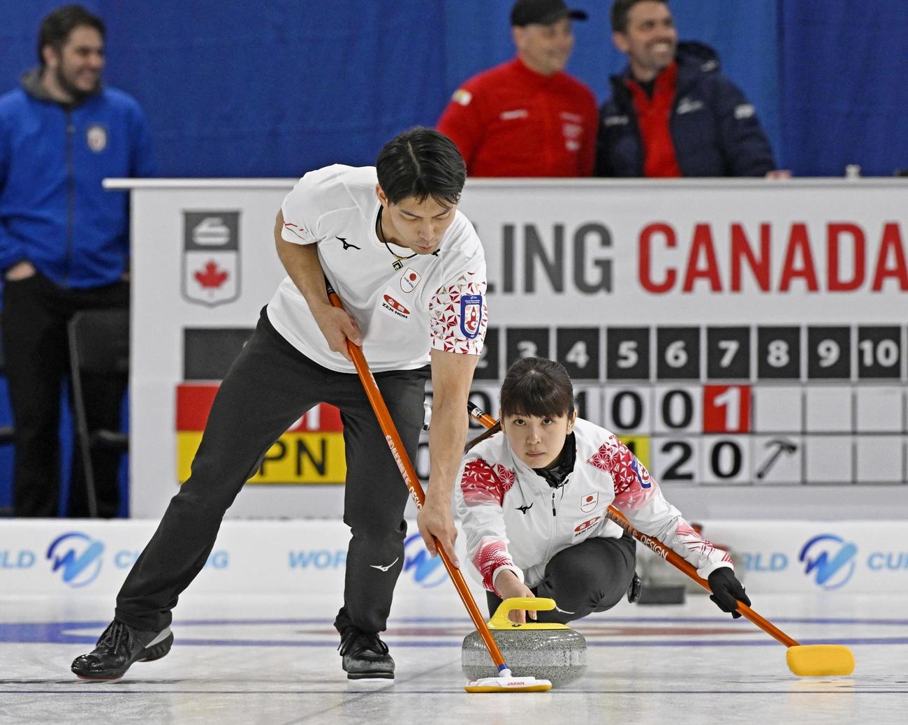 1次リーグのスイス戦でプレーする松村千秋（右）、谷田康真組。敗退が決まった（共同）