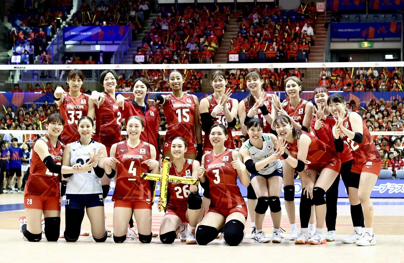 日本対フランス　フランスに勝利し、集合写真に納まる女子日本代表（撮影・河田真司）