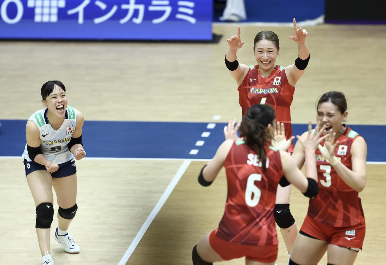 日本対フランス　第1セットを奪う日本代表（撮影・河田真司）