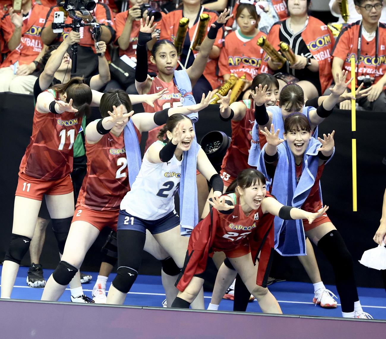 日本対フランス　第2セット、応援する控え選手（撮影・河田真司）
