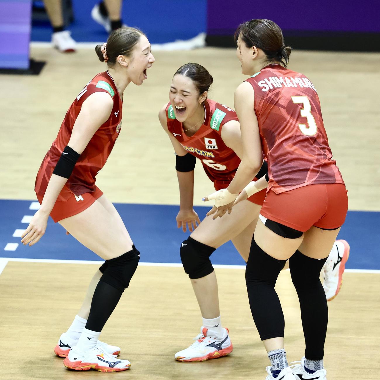 日本対フランス　第2セット、ポイントし喜ぶ石川（左）と佐藤（撮影・河田真司）