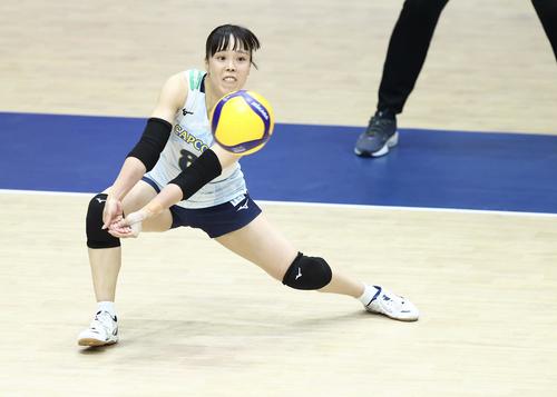 日本対フランス　第1セット、レシーブする小島（撮影・河田真司）