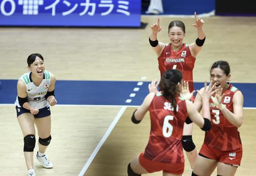 日本対フランス　第1セットを奪う日本代表（撮影・河田真司）