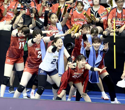 日本対フランス　第2セット、応援する控え選手（撮影・河田真司）