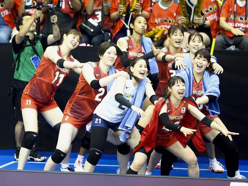 日本対フランス　第2セット、応援する控え選手（撮影・河田真司）