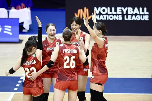 日本対フランス　日本対フランス　第2セットを奪う秋本（中央）ら（撮影・河田真司）