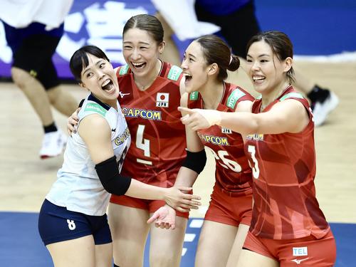 日本対フランス　日本対フランス　第2セット、ポイントを決める日本（撮影・河田真司）