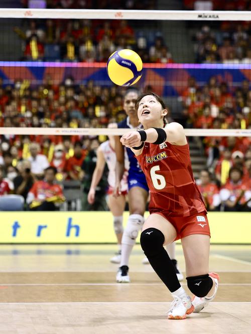 日本対フランス　第3セット、レシーブする関（撮影・河田真司）