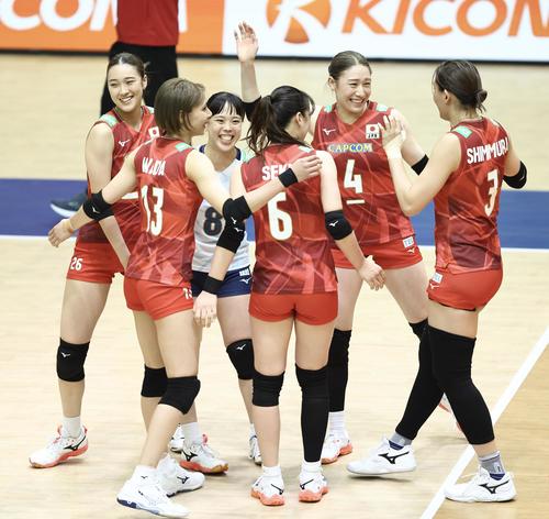 日本対フランス　日本対フランス　第1セット、ポイントを決める日本（撮影・河田真司）