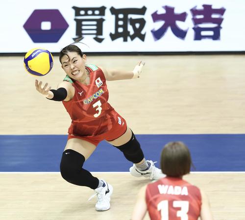 日本対フランス　第1セット、レシーブする島村（撮影・河田真司）