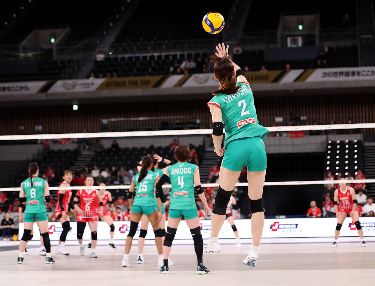 SVリーグ女子チャンピオンシップファイナル　ゲーム1　大阪MV対NEC川崎　第1セット、サーブを打ち込む大阪MV・林琴奈（撮影・山本朝陽）