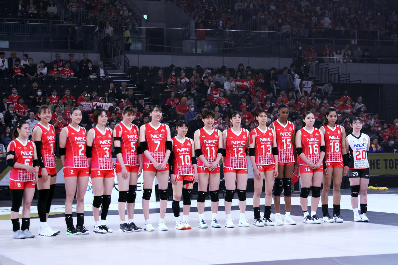 SVリーグ女子チャンピオンシップファイナル　ゲーム1　大阪MV対NEC川崎　試合前のNEC川崎メンバー（撮影・山本朝陽）